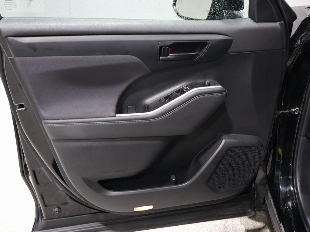 used 2023 Toyota Highlander car, priced at $29,998
