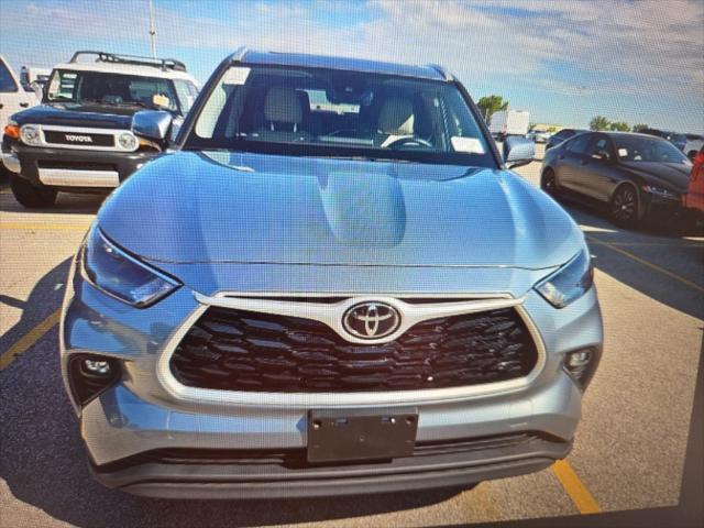 used 2022 Toyota Highlander car, priced at $37,498