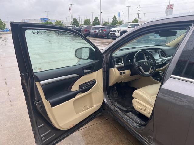 used 2019 Toyota Highlander car, priced at $26,471