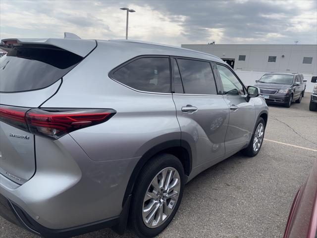 used 2022 Toyota Highlander Hybrid car, priced at $44,386
