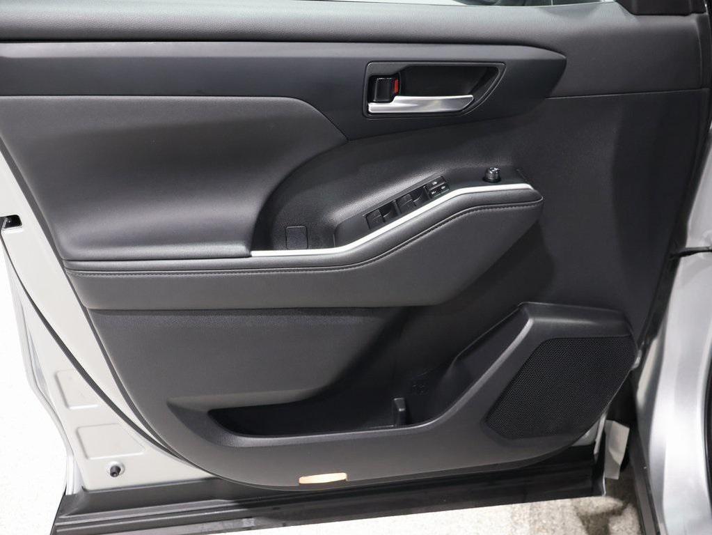 used 2023 Toyota Highlander car, priced at $37,500