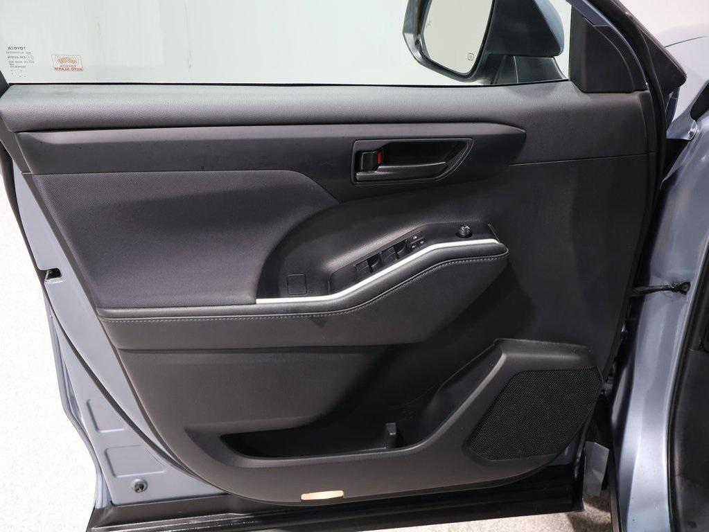 used 2020 Toyota Highlander Hybrid car, priced at $26,343