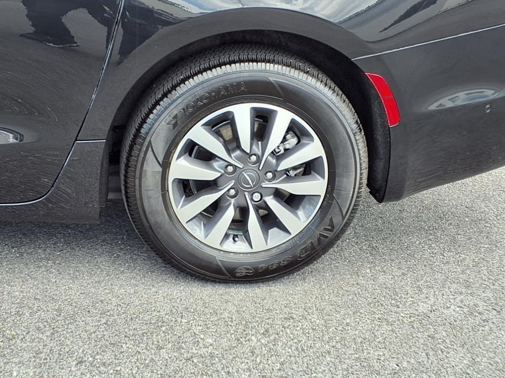 used 2021 Chrysler Pacifica Hybrid car, priced at $27,000