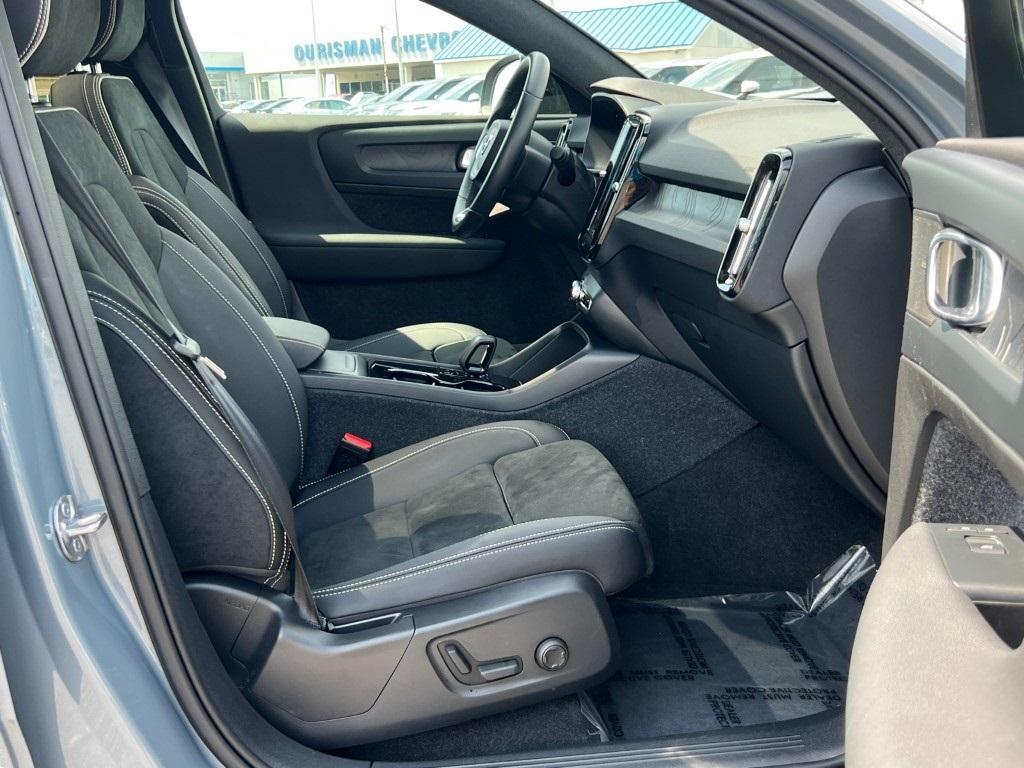 used 2023 Volvo C40 Recharge Pure Electric car, priced at $27,500