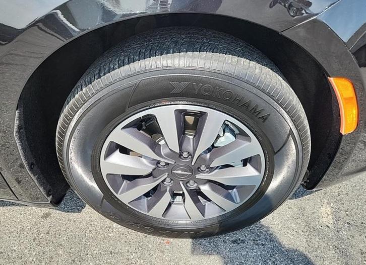 used 2023 Chrysler Pacifica Hybrid car, priced at $28,900