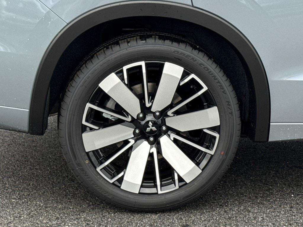 new 2025 Mitsubishi Outlander car, priced at $46,310