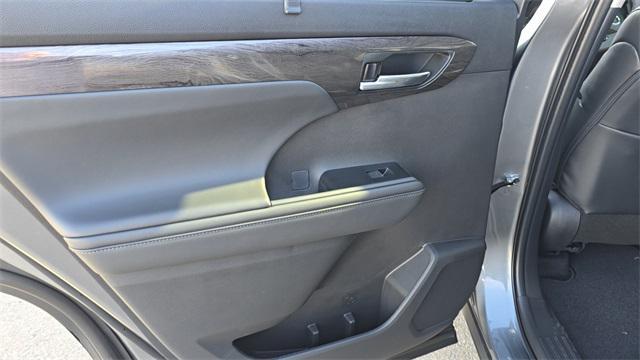 new 2026 Toyota Highlander Hybrid car, priced at $56,674