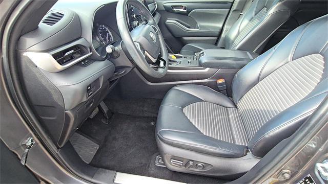 used 2022 Toyota Highlander car, priced at $30,524