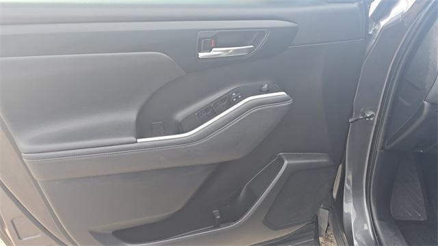 used 2022 Toyota Highlander car, priced at $30,524
