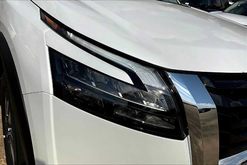 new 2025 Nissan Pathfinder car, priced at $33,350