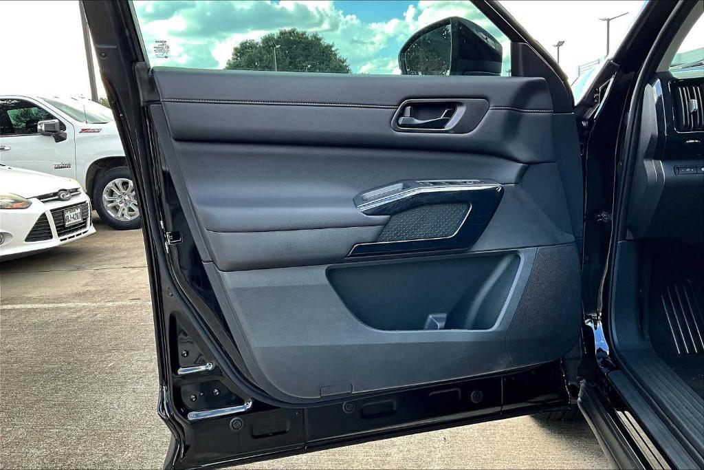 new 2025 Nissan Pathfinder car, priced at $33,223