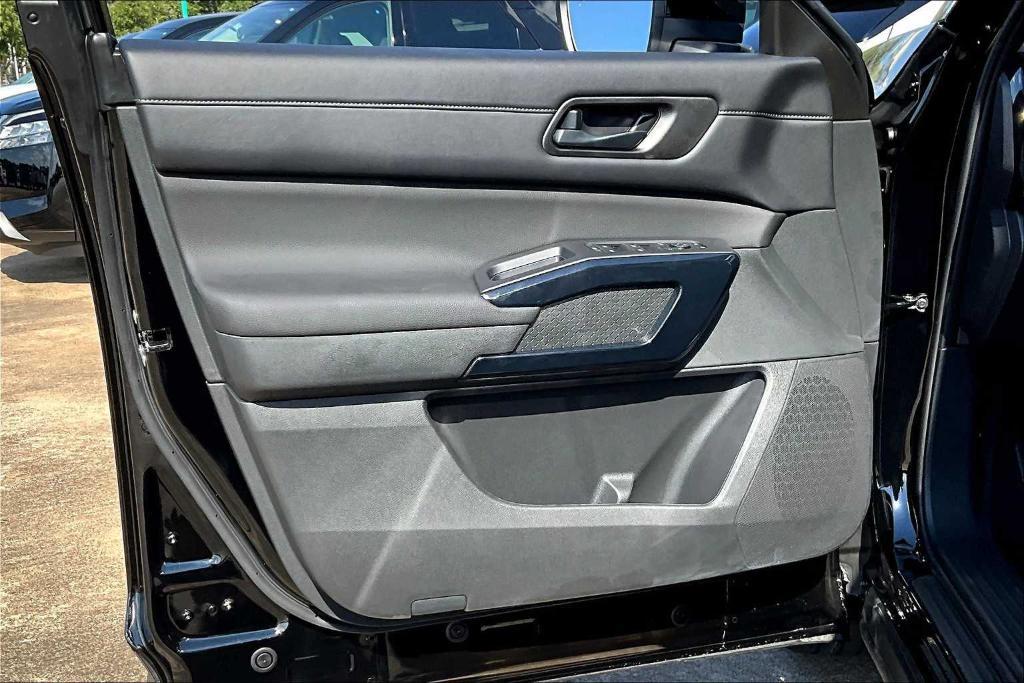 new 2025 Nissan Pathfinder car, priced at $32,728