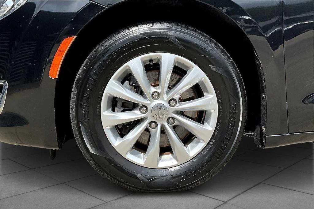 used 2018 Chrysler Pacifica car, priced at $8,695