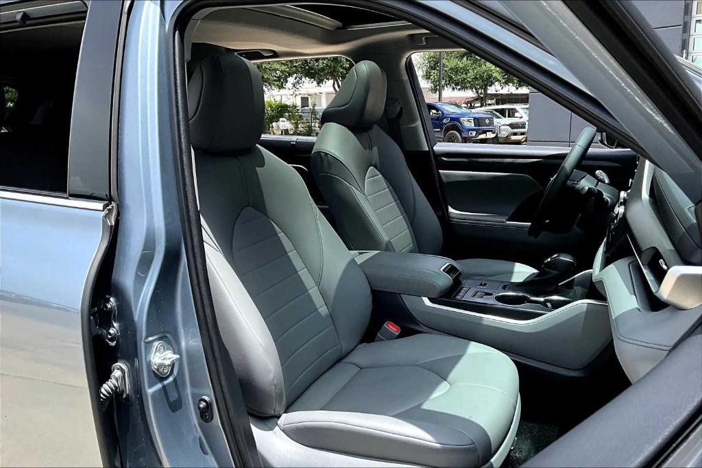 used 2021 Toyota Highlander car, priced at $25,395