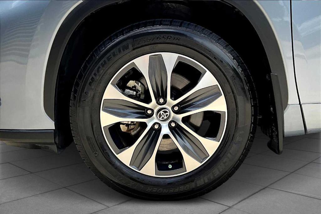 used 2021 Toyota Highlander car, priced at $25,395