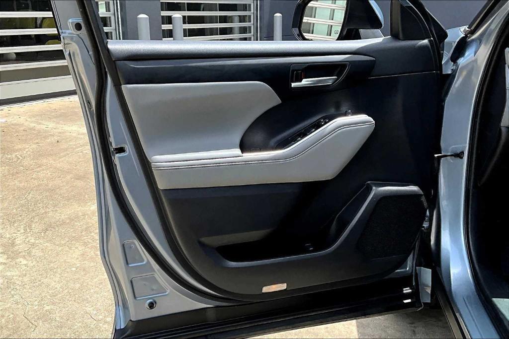 used 2021 Toyota Highlander car, priced at $25,395