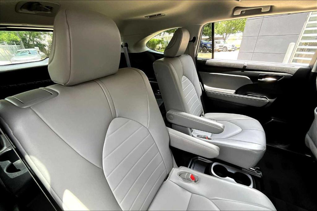 used 2021 Toyota Highlander car, priced at $25,395