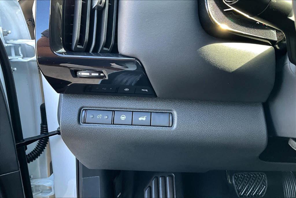 new 2025 Nissan Pathfinder car, priced at $33,673