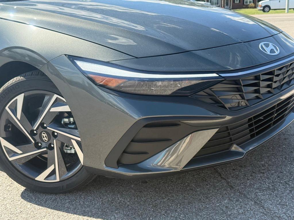 new 2025 Hyundai Elantra car, priced at $23,686