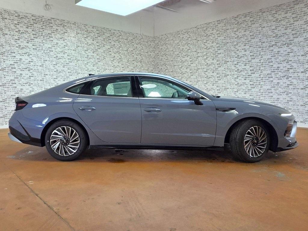 new 2025 Hyundai Sonata Hybrid car, priced at $33,615