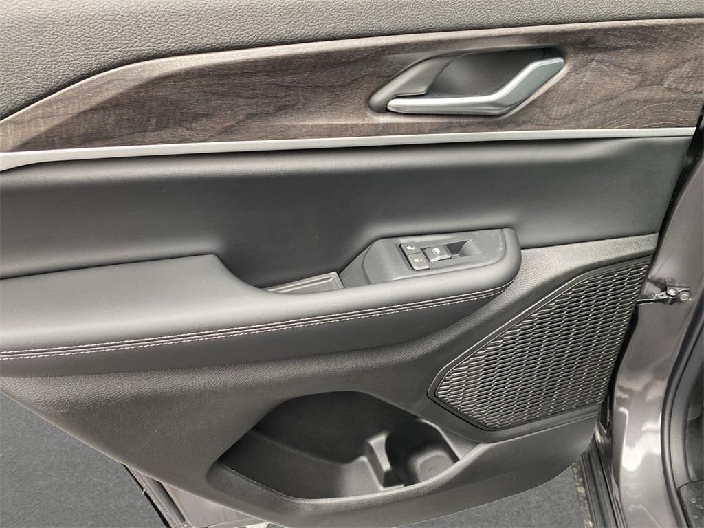 new 2025 Jeep Grand Cherokee car, priced at $50,220