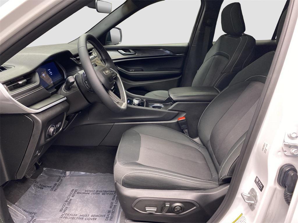 used 2025 Jeep Grand Cherokee car, priced at $32,998