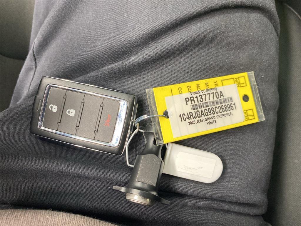 used 2025 Jeep Grand Cherokee car, priced at $32,998