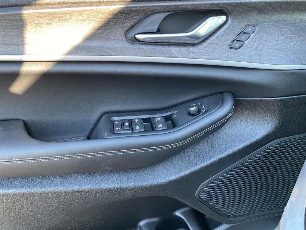 new 2025 Jeep Grand Cherokee car, priced at $50,220