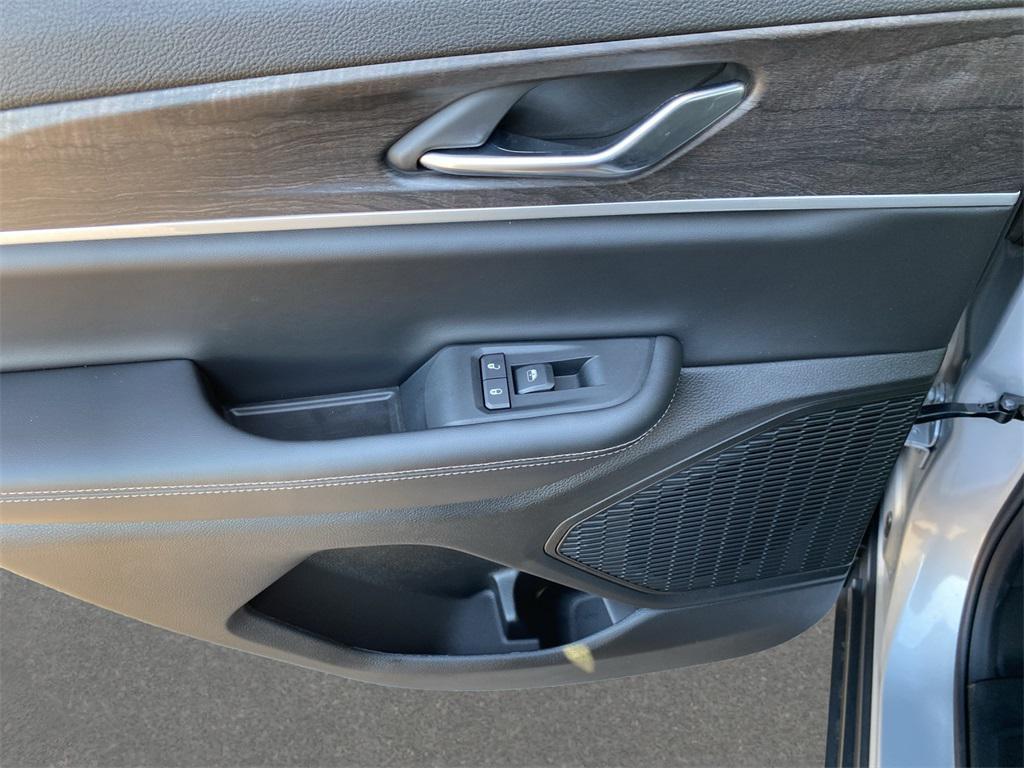 new 2025 Jeep Grand Cherokee car, priced at $50,220