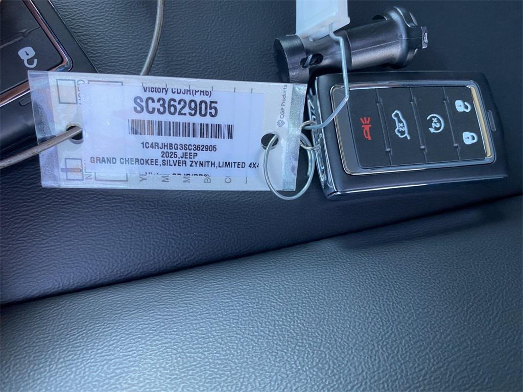 new 2025 Jeep Grand Cherokee car, priced at $50,220