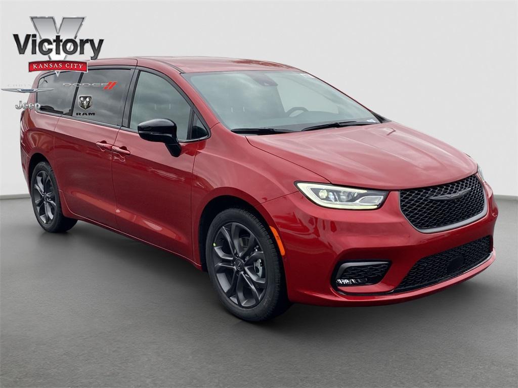 new 2026 Chrysler Pacifica car, priced at $48,285