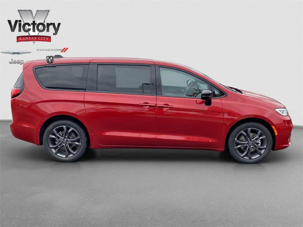 new 2026 Chrysler Pacifica car, priced at $48,285
