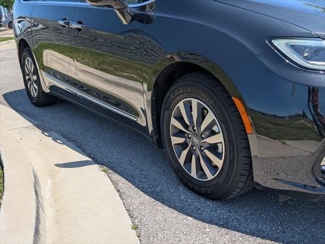used 2023 Chrysler Pacifica Hybrid car, priced at $28,995