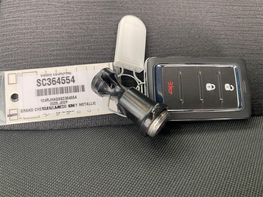 new 2025 Jeep Grand Cherokee car, priced at $42,375