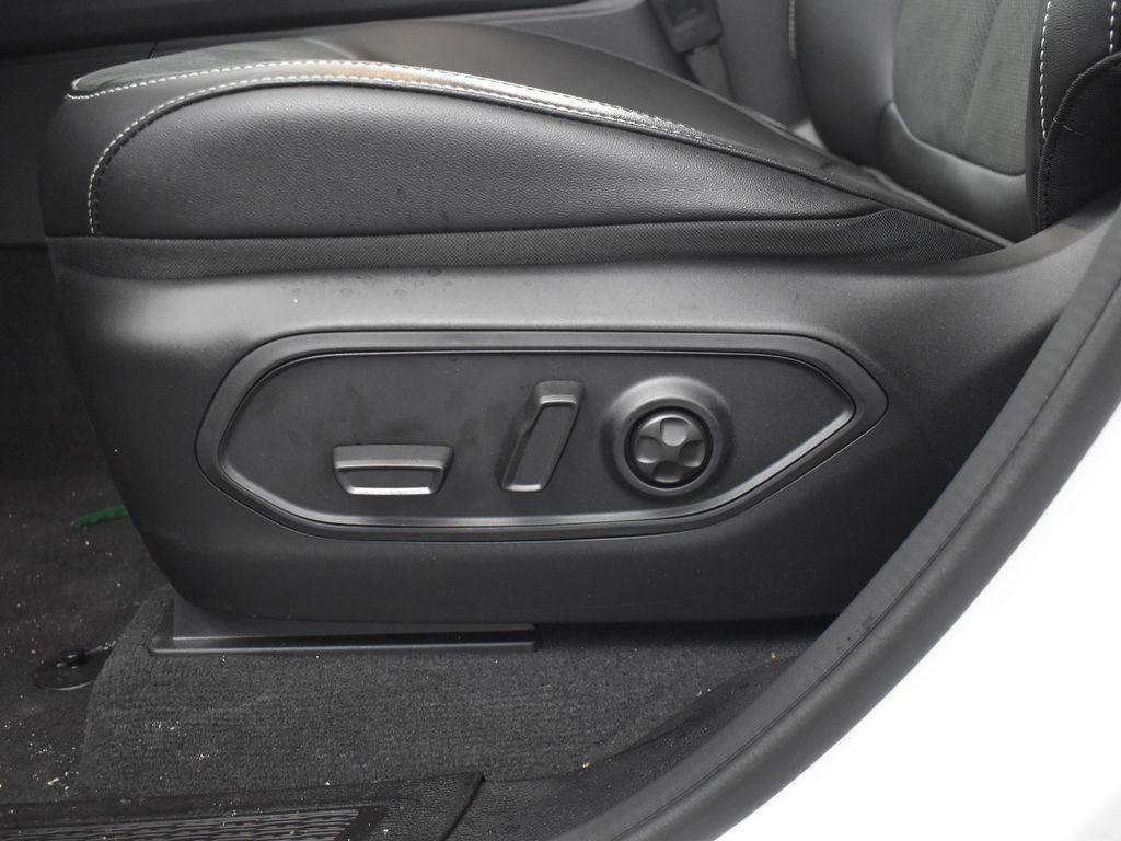 new 2025 Jeep Grand Cherokee car, priced at $40,782