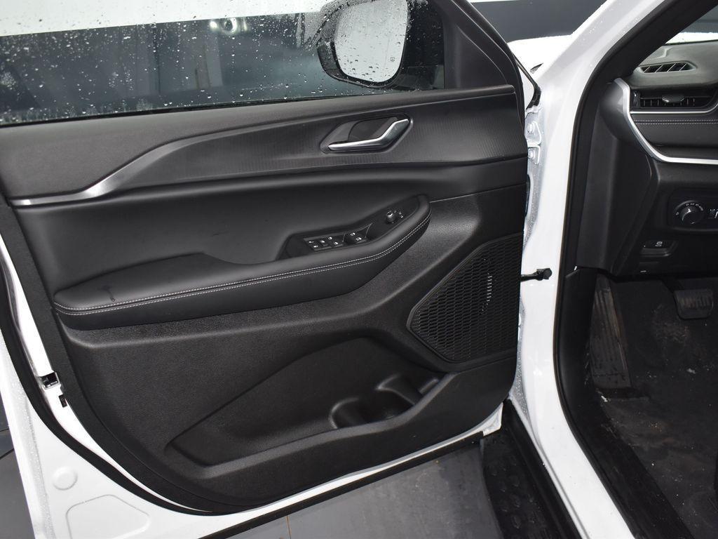 new 2025 Jeep Grand Cherokee car, priced at $40,782