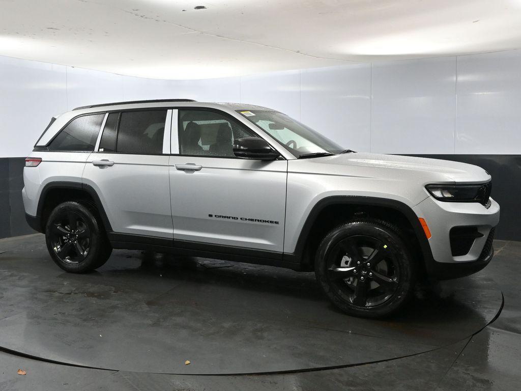 new 2025 Jeep Grand Cherokee car, priced at $42,114