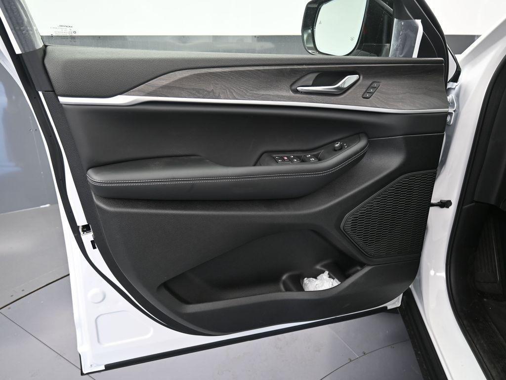 new 2025 Jeep Grand Cherokee car, priced at $50,255