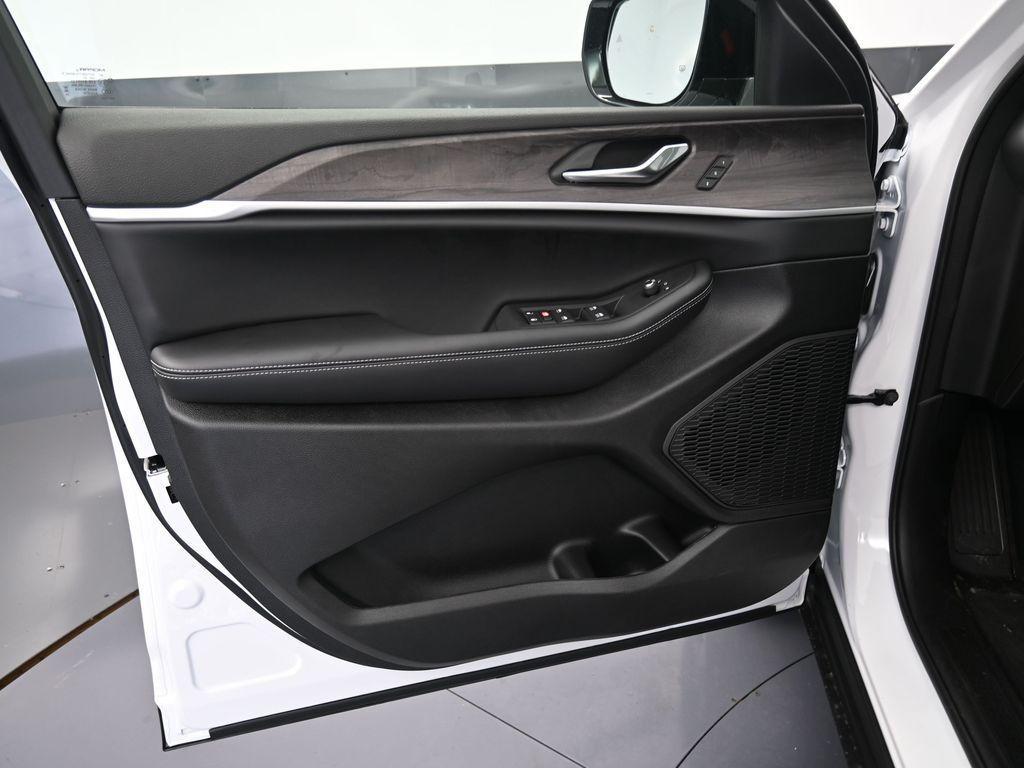 new 2025 Jeep Grand Cherokee car, priced at $47,894