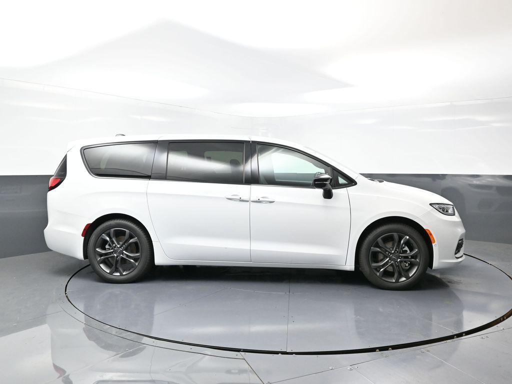 new 2026 Chrysler Pacifica car, priced at $41,227