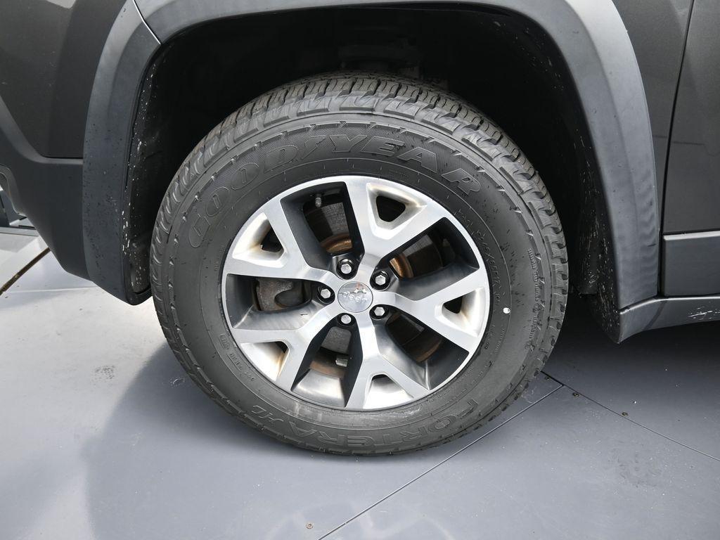 used 2015 Jeep Cherokee car, priced at $12,995