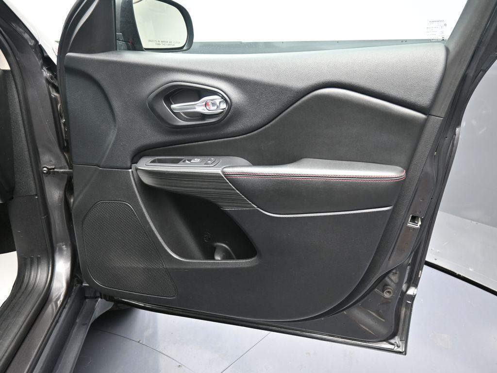 used 2015 Jeep Cherokee car, priced at $12,995