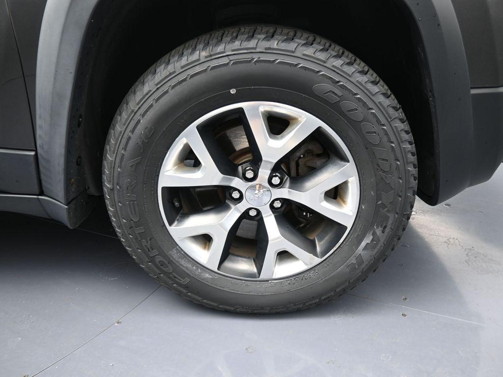 used 2015 Jeep Cherokee car, priced at $12,995