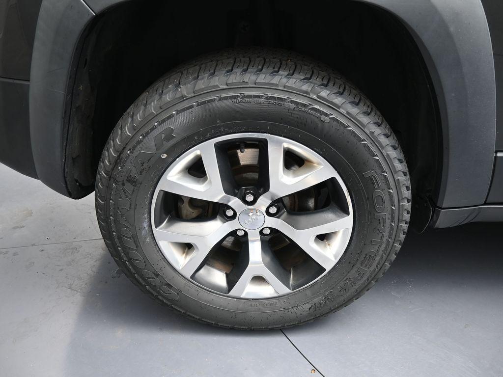 used 2015 Jeep Cherokee car, priced at $12,995