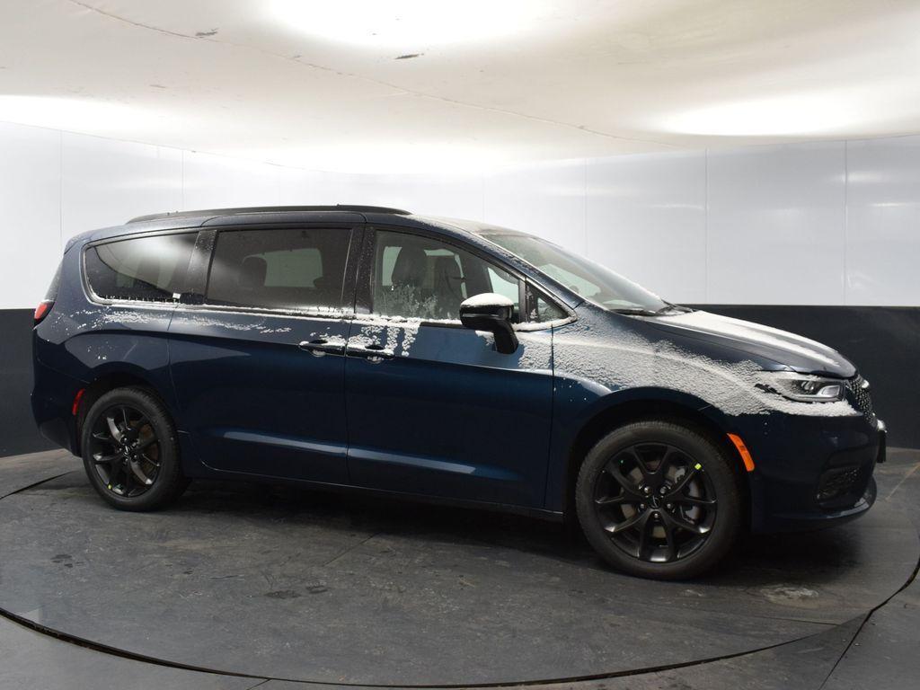 new 2025 Chrysler Pacifica car, priced at $51,319