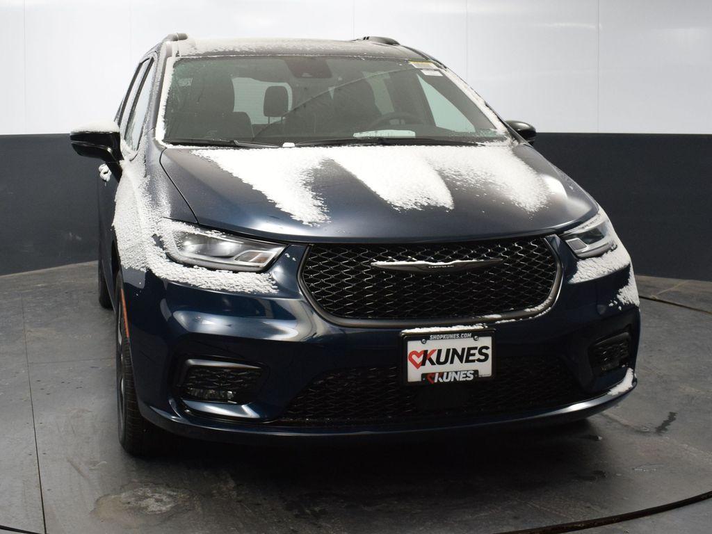 new 2025 Chrysler Pacifica car, priced at $51,319