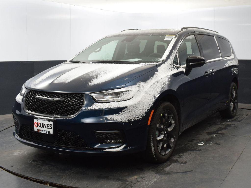 new 2025 Chrysler Pacifica car, priced at $51,319