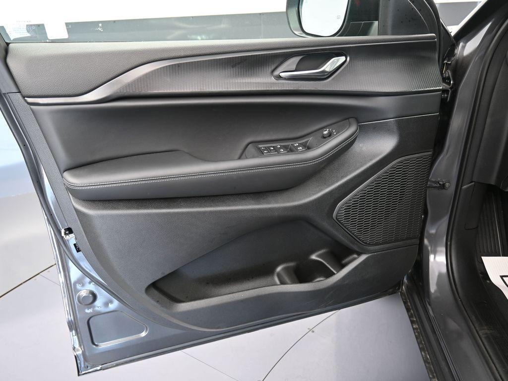 new 2025 Jeep Grand Cherokee car, priced at $42,915