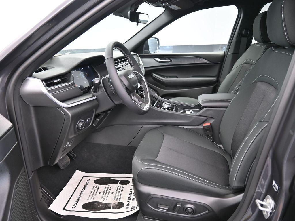 new 2025 Jeep Grand Cherokee car, priced at $42,915