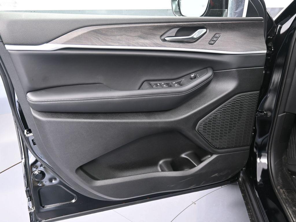 new 2025 Jeep Grand Cherokee car, priced at $49,180